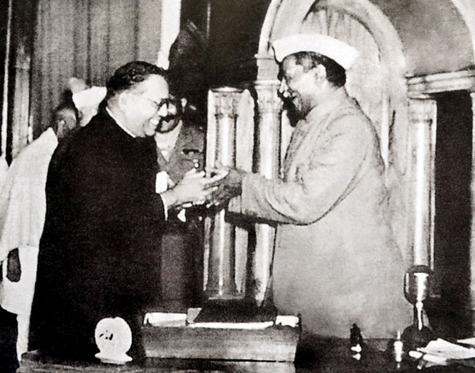 chairman presenting the final draft of constitution to president rajendra prasad-republicdayfacts-gkmit